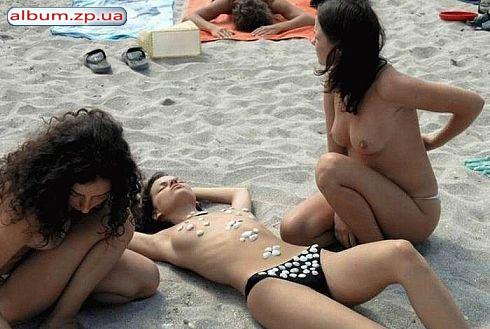 Группа голых девушек на пляже