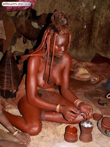Молодая африканская девушка с короткими волосами голая в постели - Фото